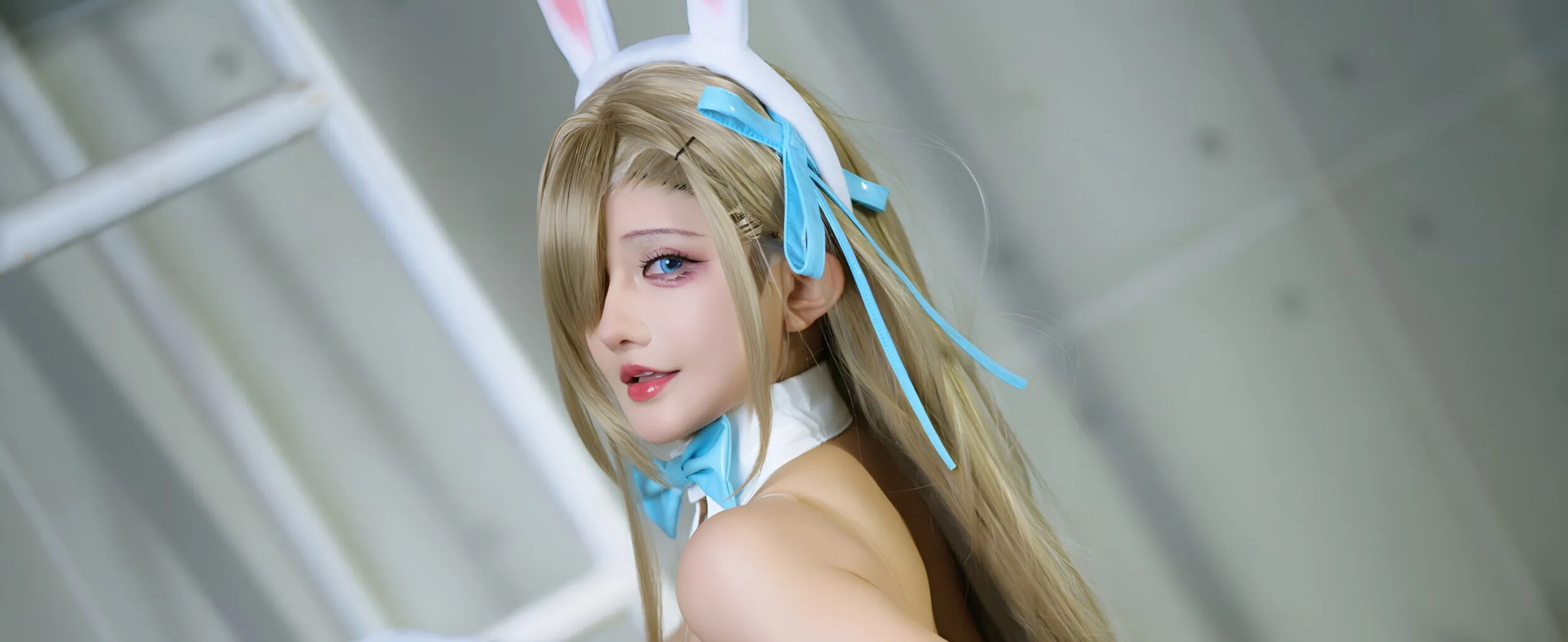 cosplay写真平台线索与社媒更新状态 Cosplay照片,展示姿势、视线、镜头角度和场景关系