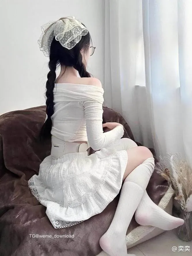 公开平台线索与写真内容风格更新整理 白色服装造型室内坐姿照片