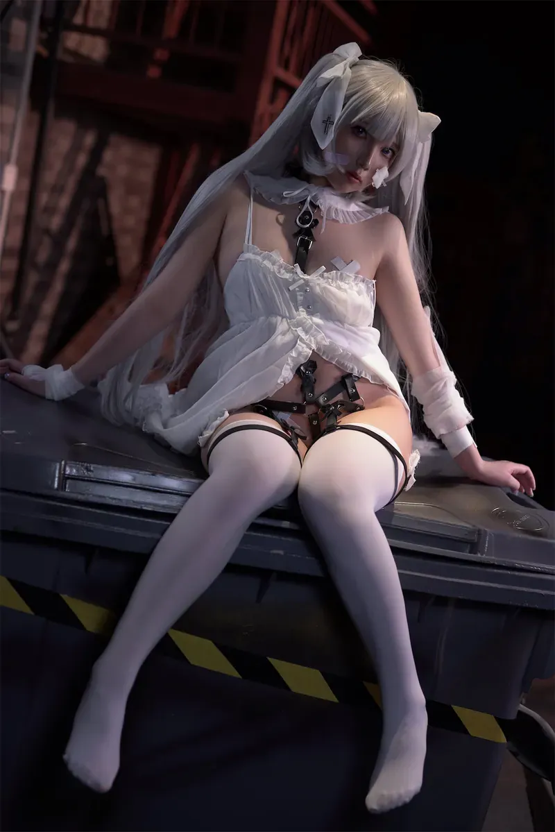 cosplay 平台线索与写真风格更新状态 白色长发角色扮演坐姿照片