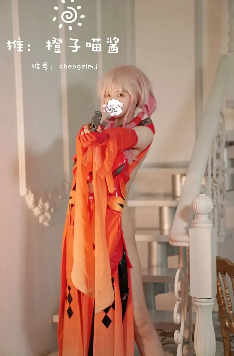 平台线索与社媒写真风格更新记录 橙色服装角色扮演照片