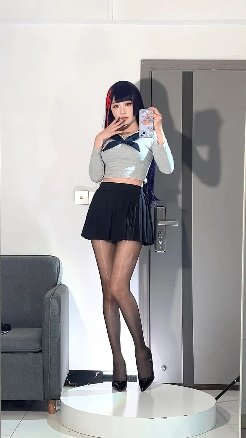 公开平台线索与COS创作风格更新整理 黑发角色服装与室内镜前自拍