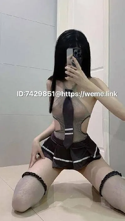 抖音微博社媒写真与内容风格更新记录 图片中的深色服装、姿态和室内空间关系