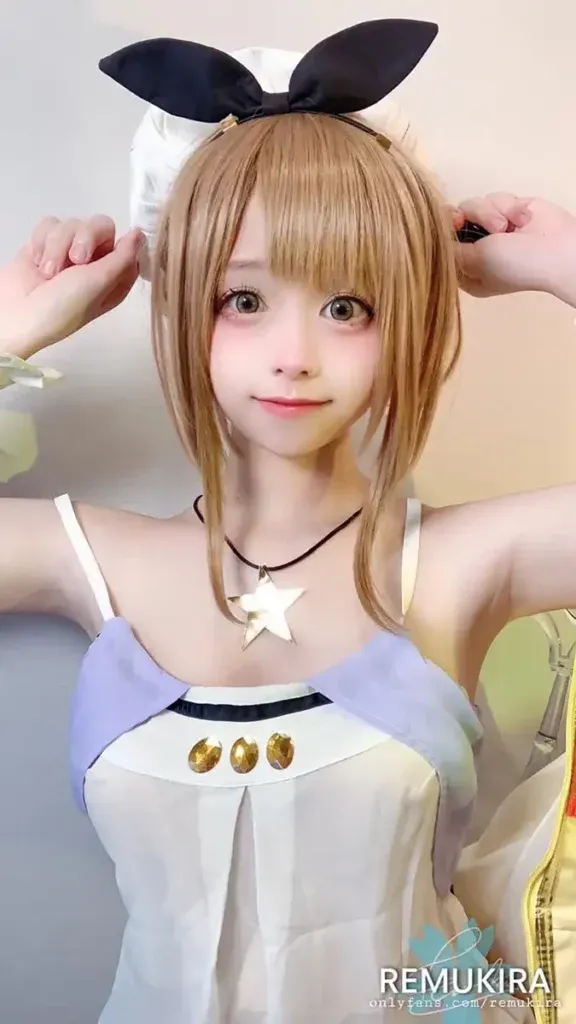cosplay平台线索与写真风格更新观察 浅色服装自拍风格照片