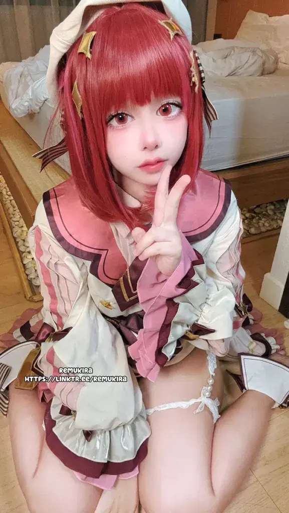 cosplay平台线索与写真风格更新观察 粉色角色服装场景写真