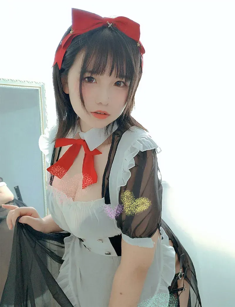 cosplay 平台线索与内容风格更新记录 黑白服装与红色装饰元素照片