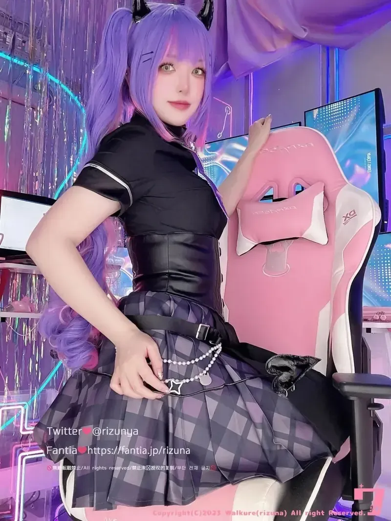 cosplay平台线索与内容风格更新介绍 紫色长发与深色服装灯光场景照片