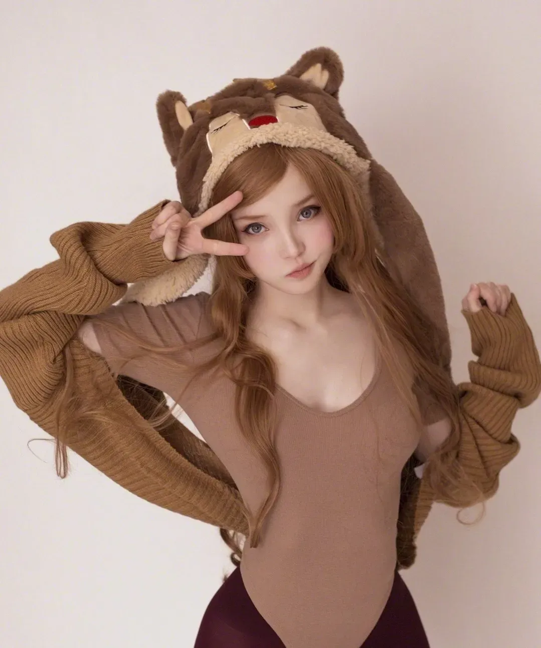 cosplay 写真视觉导读与公开平台线索更新 棕色毛绒帽与针织服装自拍照片