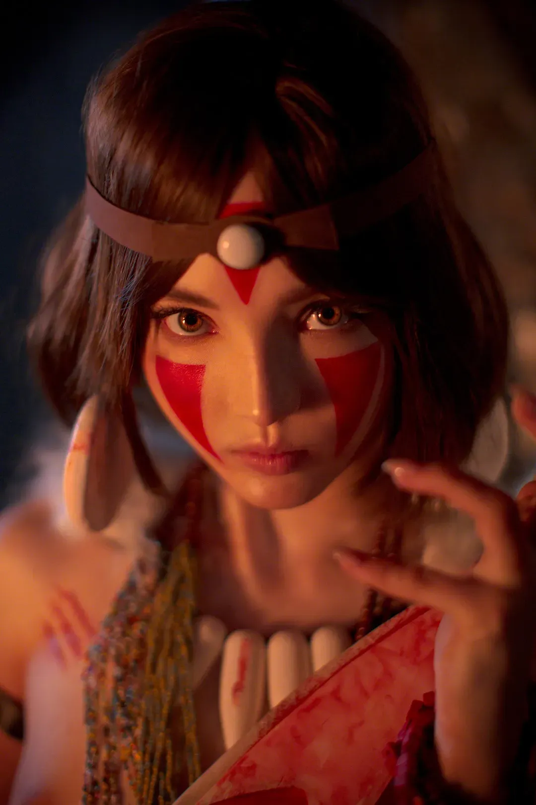cosplay 写真视觉导读与公开平台线索更新 红色元素角色妆造与暗色光线照片