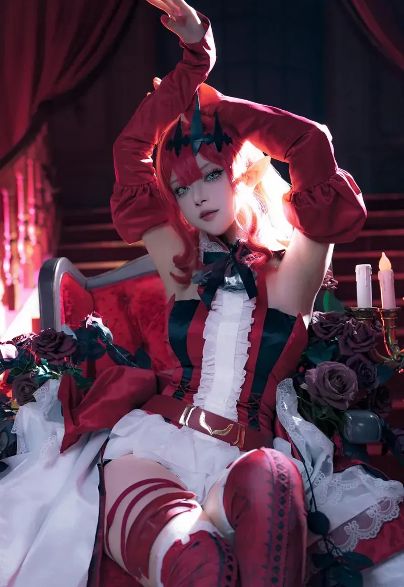 平台线索与Cosplay内容风格整理 红色服装搭配舞台感背景的Cosplay造型照片