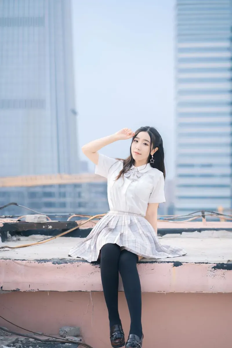 平台线索与Cosplay视觉风格整理 白色服装与城市背景造型照片