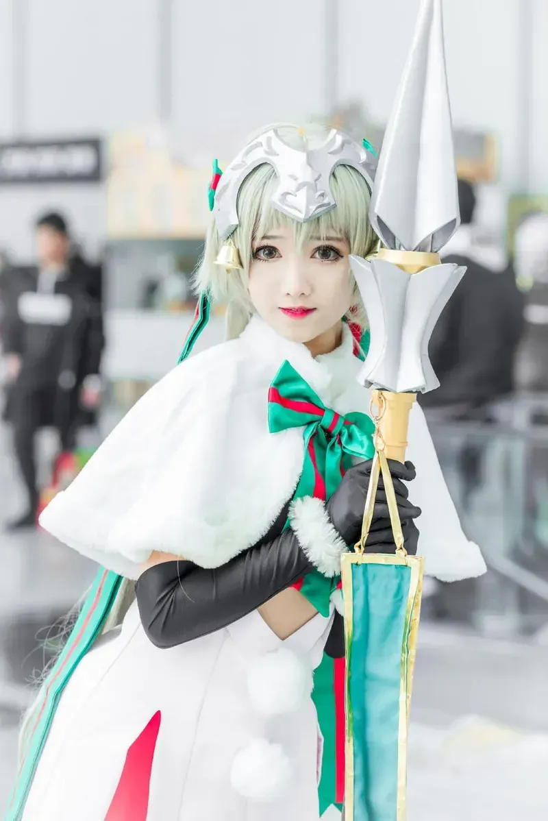 平台线索与Cosplay视觉风格整理 白色Cosplay服装与道具造型照片