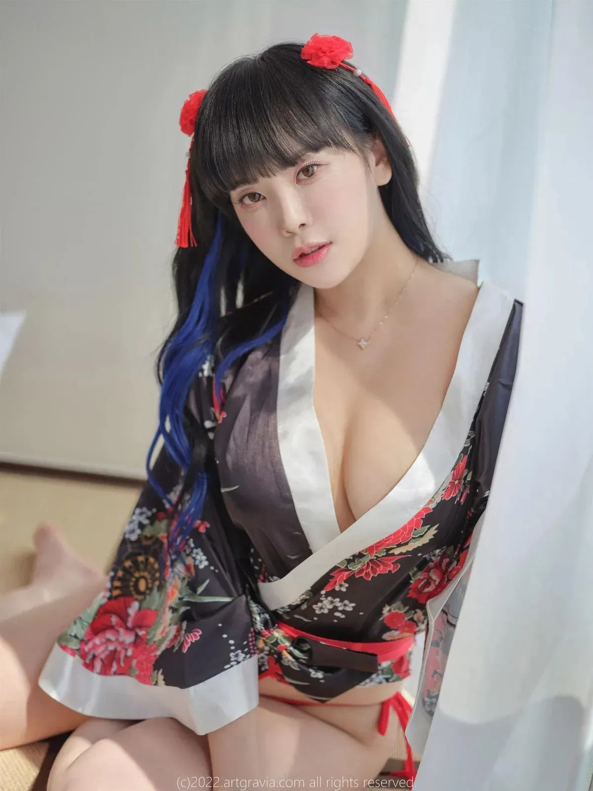 平台线索与Cosplay视觉风格整理 黑色服装与红色装饰造型照片