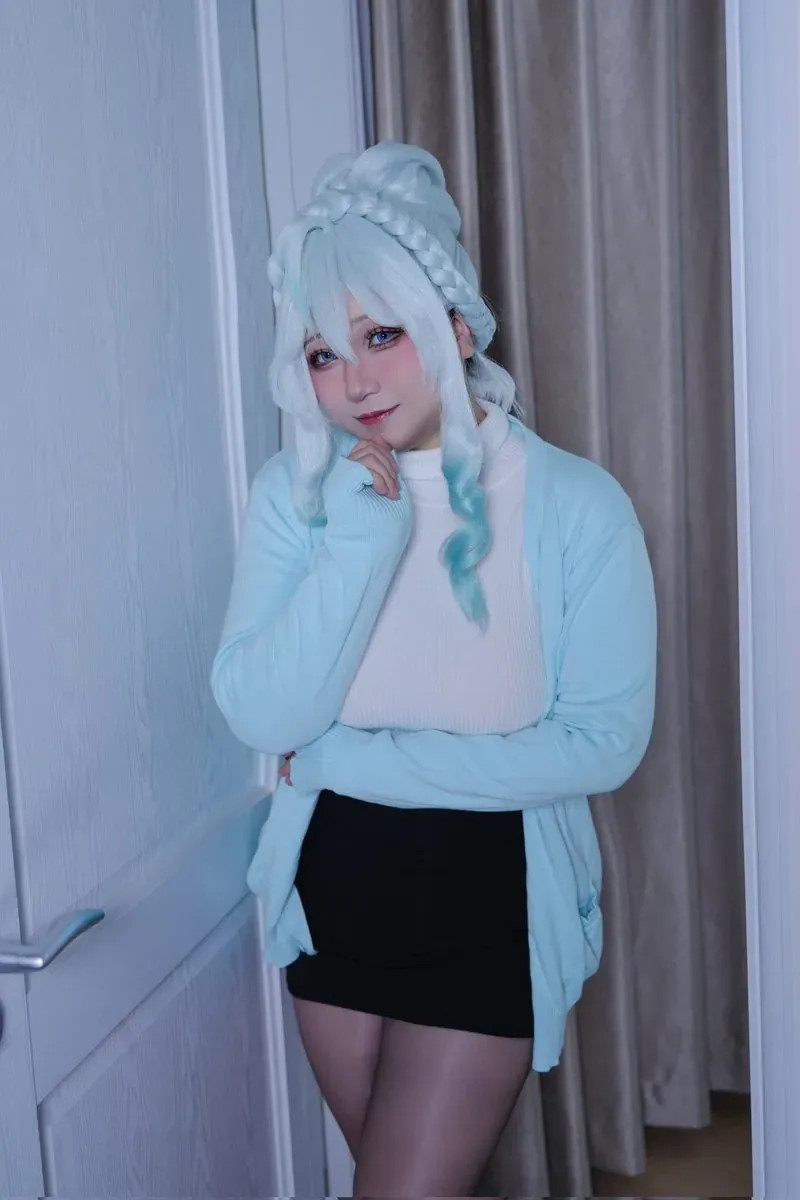 cosplay平台线索与写真视觉风格更新状态 浅色假发与蓝白服装搭配的Cosplay造型照片