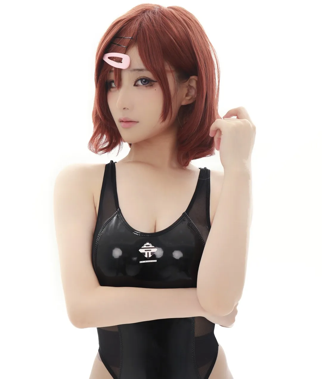 cosplay平台线索与写真视觉风格更新状态 红色短发造型与黑色服装的近景写真