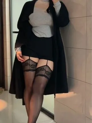 公开 人物穿外套搭配服装在室内空间拍摄的照片
