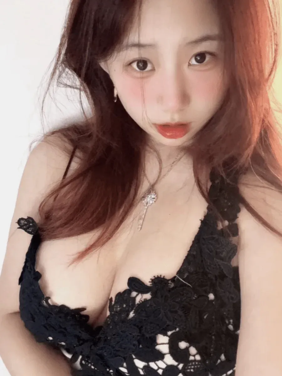 平台线索与内容风格更新 黑色服装人物近景自拍照片