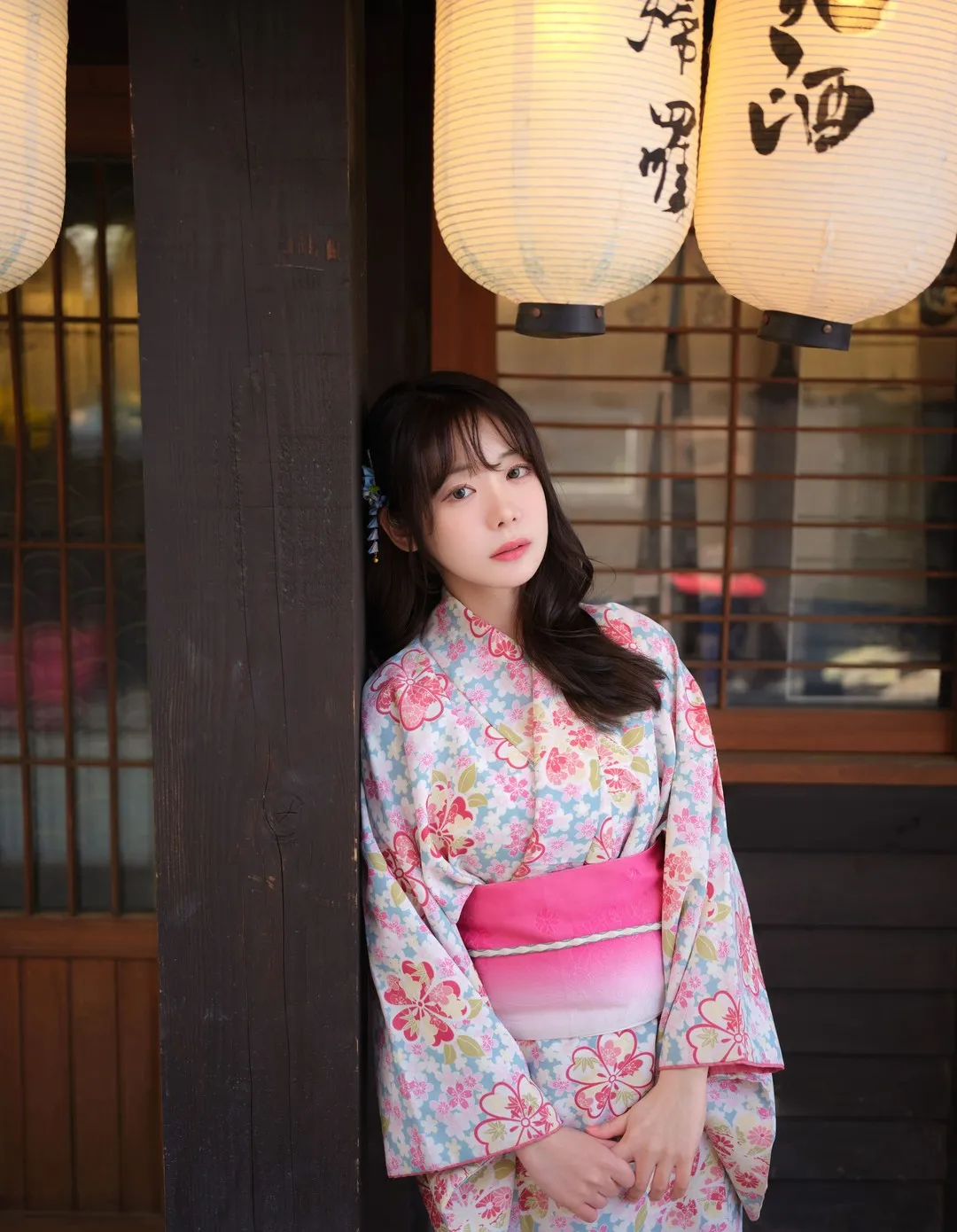 平台线索与写真内容风格更新 浅色服装室内造型照片