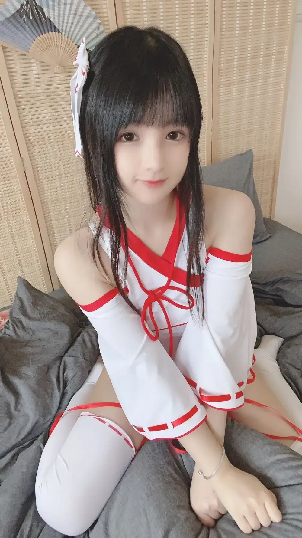 Instagram与YouTube内容风格更新线索 身穿白红配色服装坐在室内空间中的角色造型图