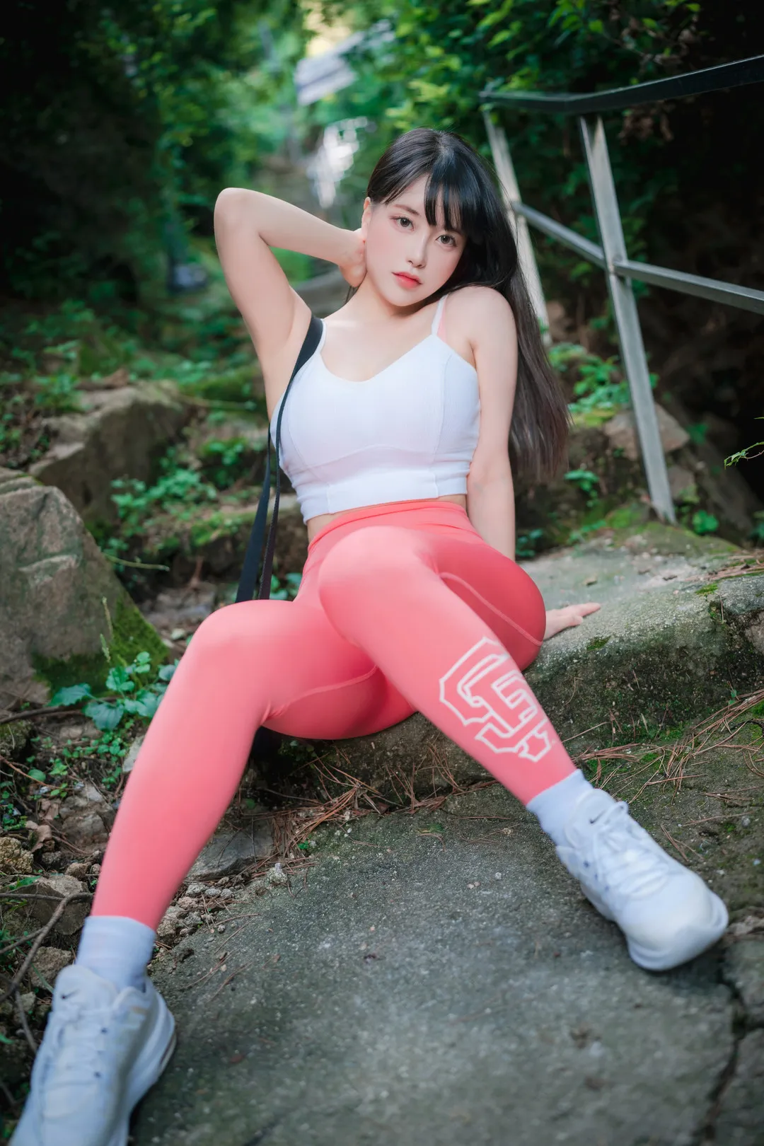 平台线索与社媒更新状态整理 穿白色运动服坐在自然环境中的照片