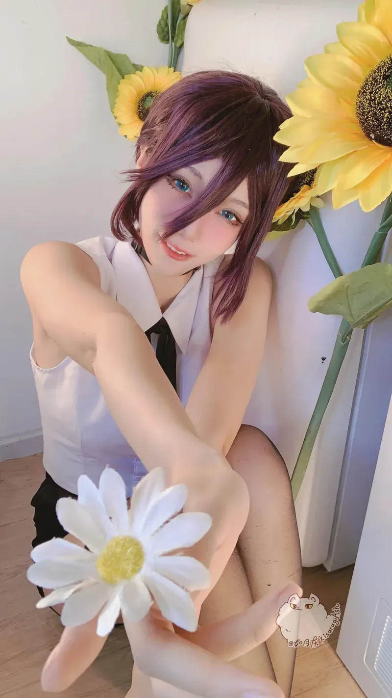 Cosplay公开平台线索与写真视觉风格整理 紫色发型与花卉背景结合的Cosplay自拍照片