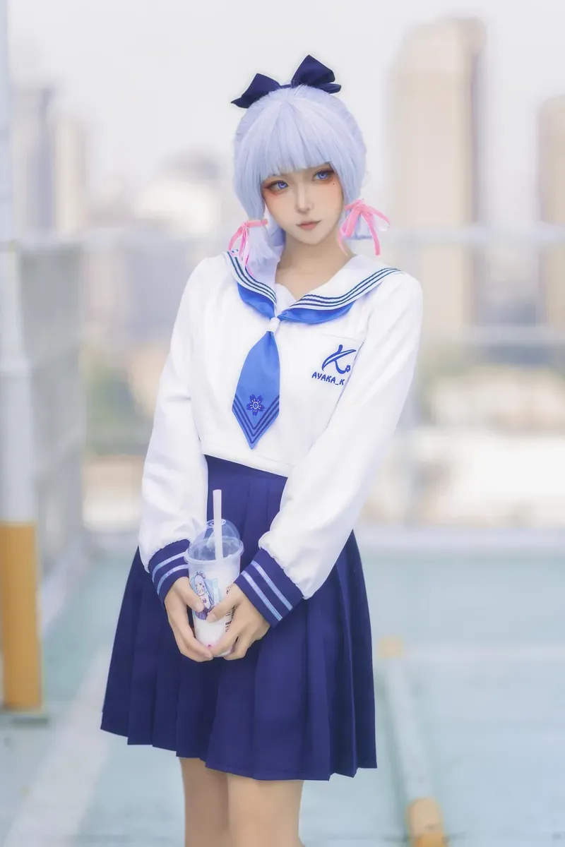 公开平台线索与Cosplay内容风格更新记录 白蓝色制服风格Cosplay造型