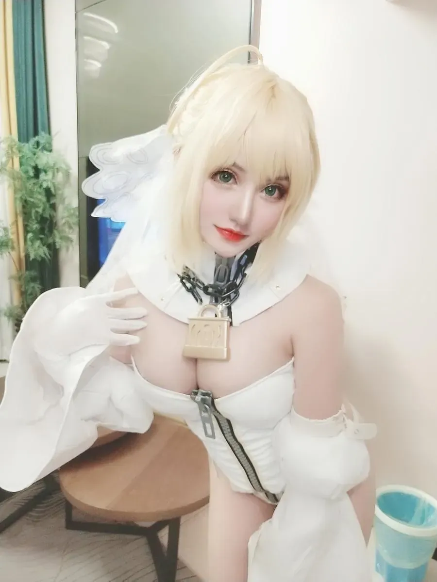 微博与Instagram公开平台线索及写真风格更新 室内环境中的白色造型自拍照片