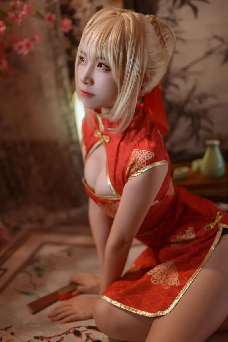 九九八XY平台账号信息整理 九九八XY暗色COS造型照片,霓虹背景与角色服装形成对比