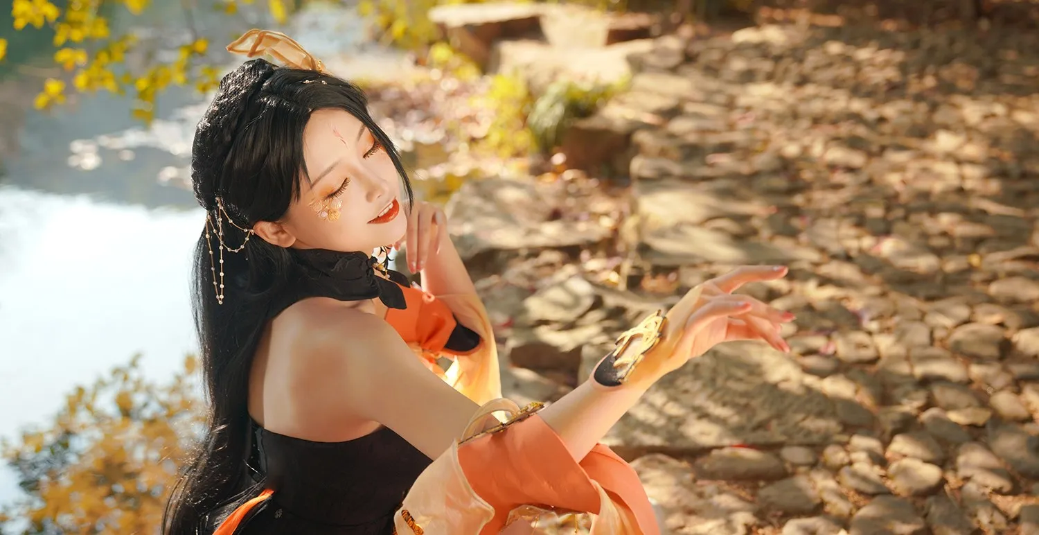 cosplay公开平台线索与写真内容风格更新记录 黑色古风角色造型，户外自然背景写真
