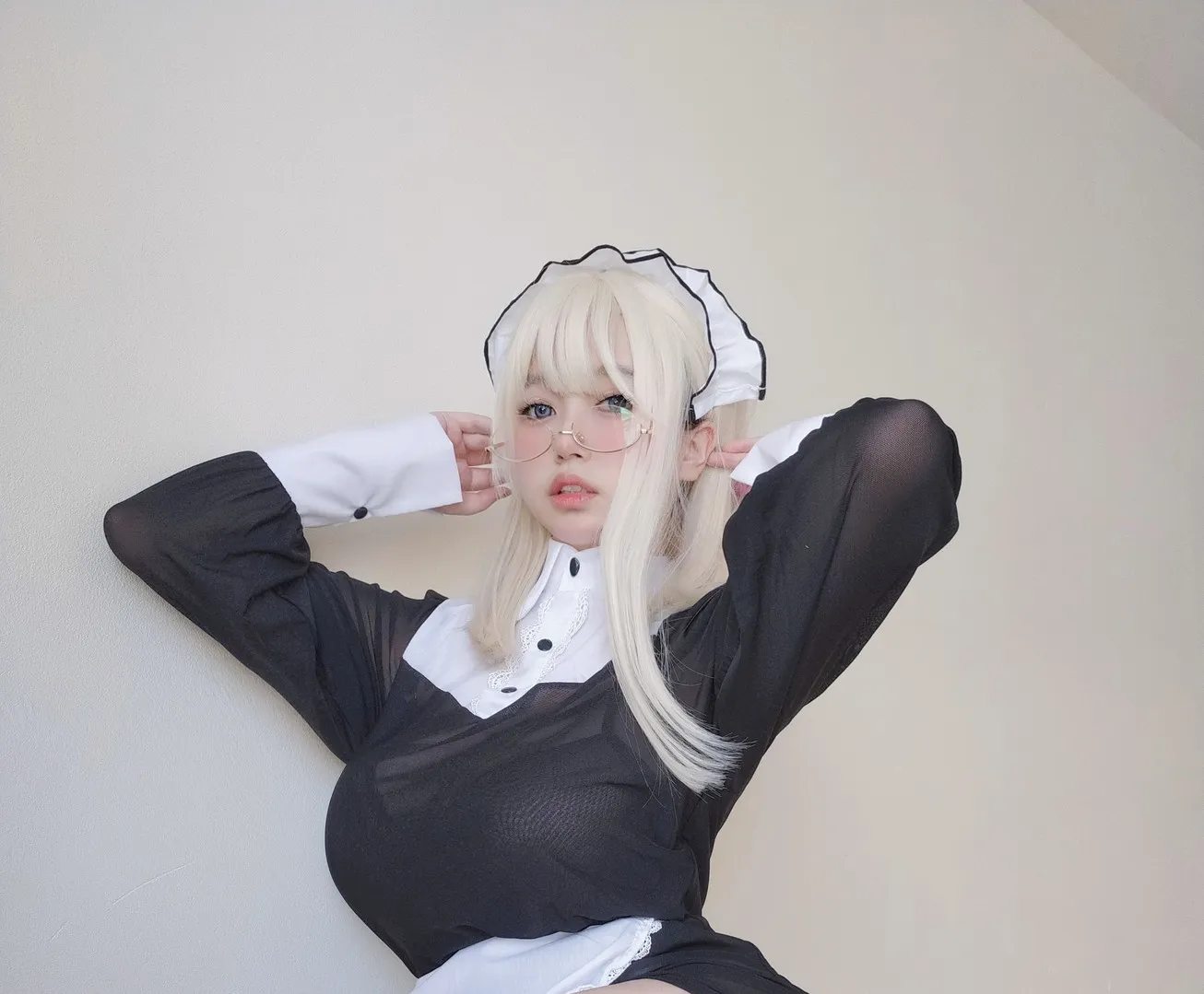 公开平台线索与Cosplay写真风格更新整理 白色假发黑白服装Cosplay照片
