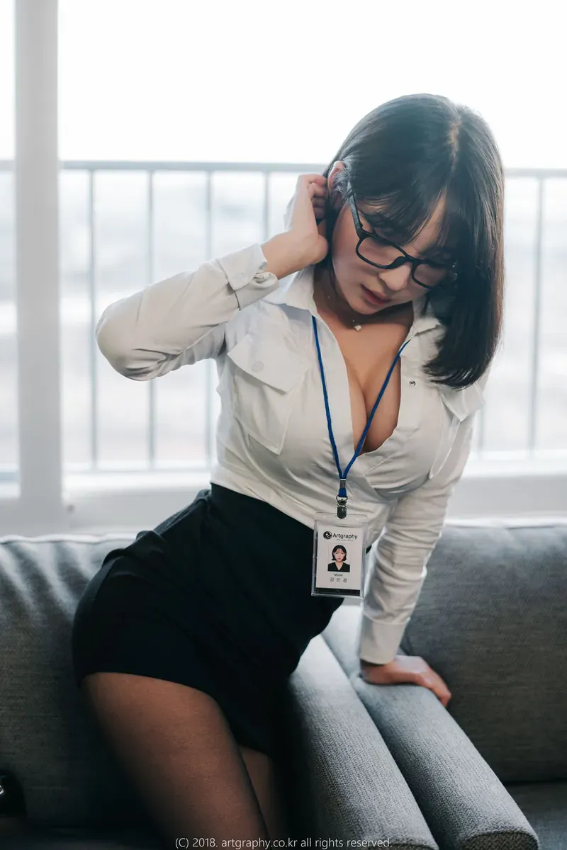 微博、B站与小红书公开线索 戴黑框眼镜的人物穿白衬衫黑裙坐在灰色沙发上