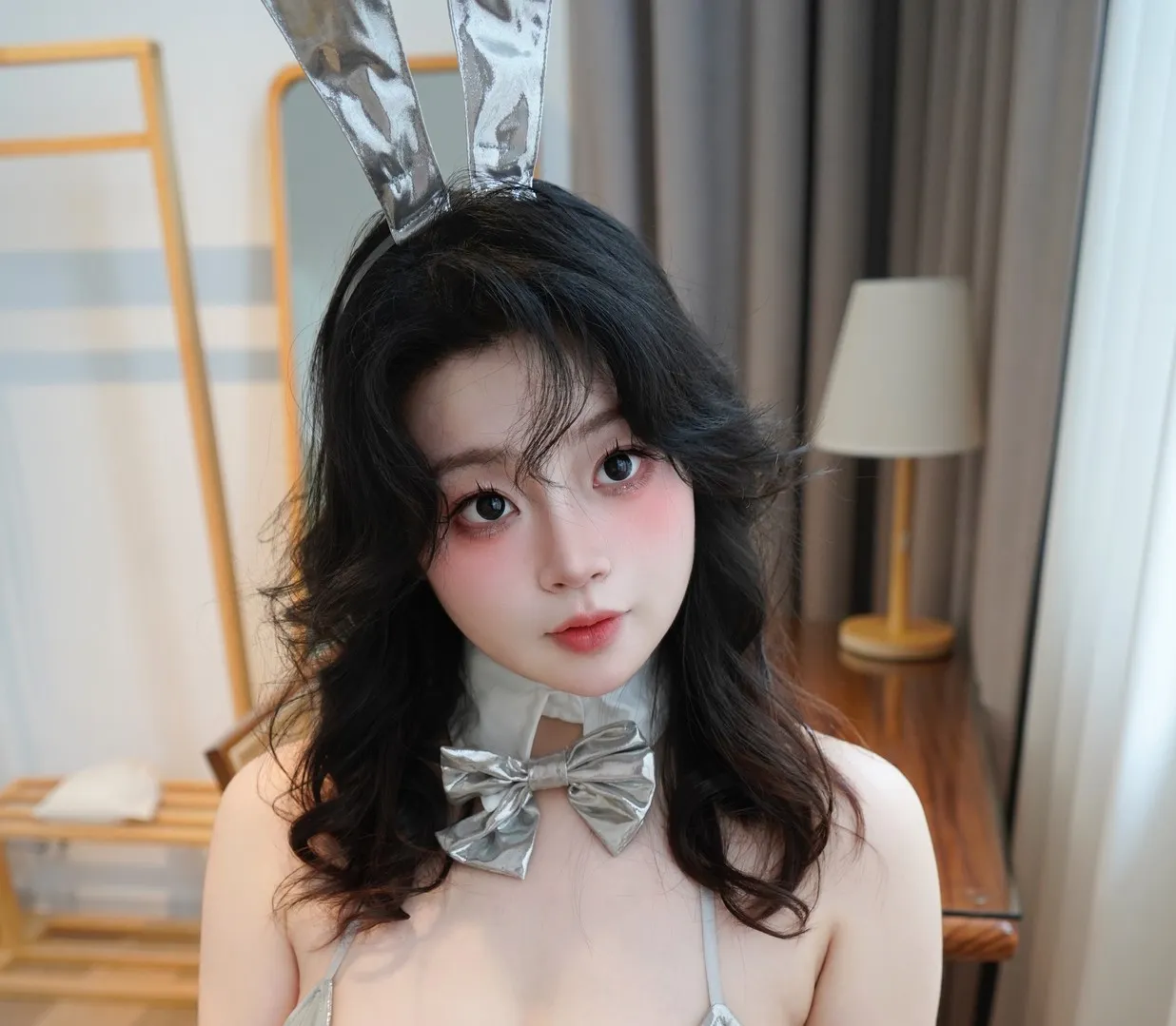 公开平台线索与视觉风格 兔耳主题近景照片