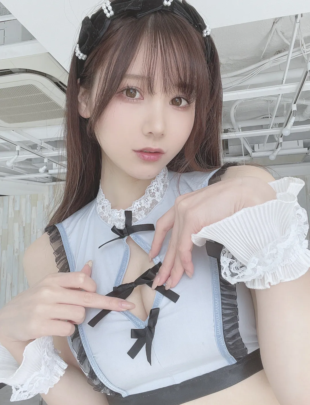 KenKen X与Fantia公开平台线索及写真风格更新 浅色服装近距离自拍照片