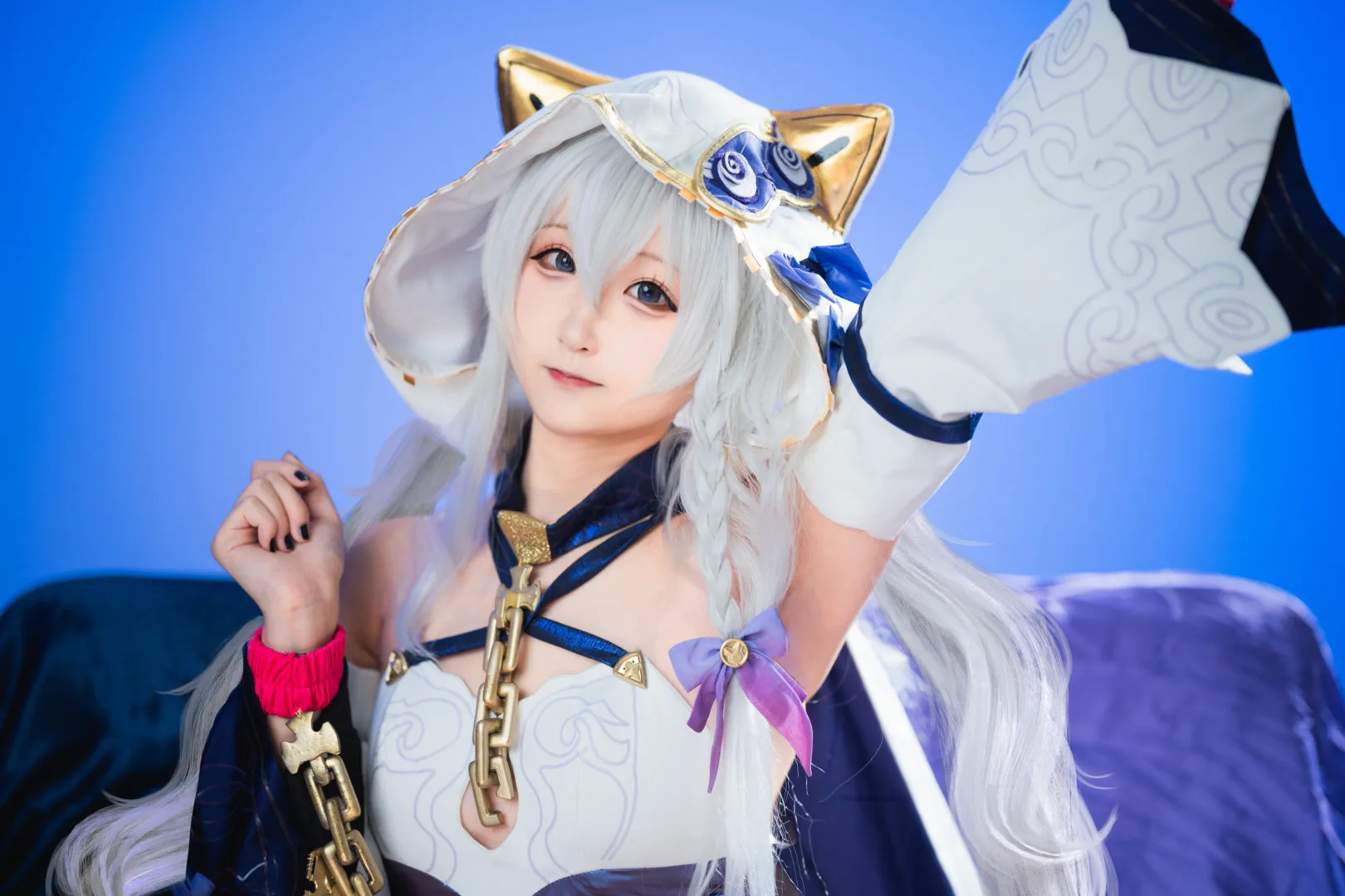 平台线索与社媒写真风格更新记录 蓝白色调角色扮演造型照片