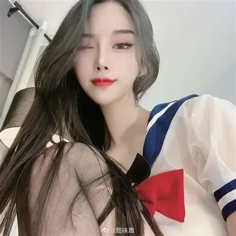 网易CC与社媒平台线索 白蓝配色服装自拍照片