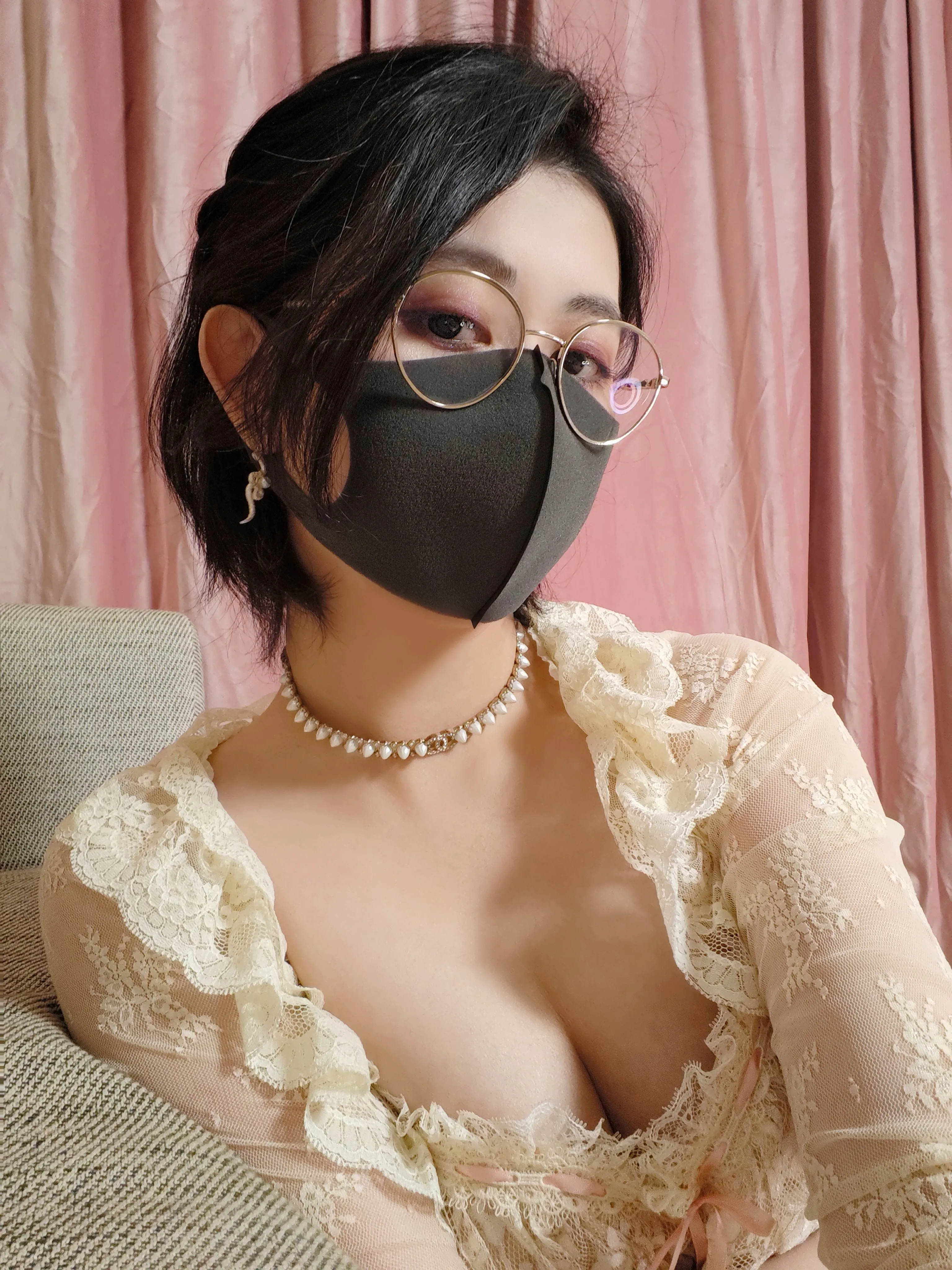 微博抖音社媒风格与写真更新 戴眼镜搭配蕾丝服装的室内自拍画面