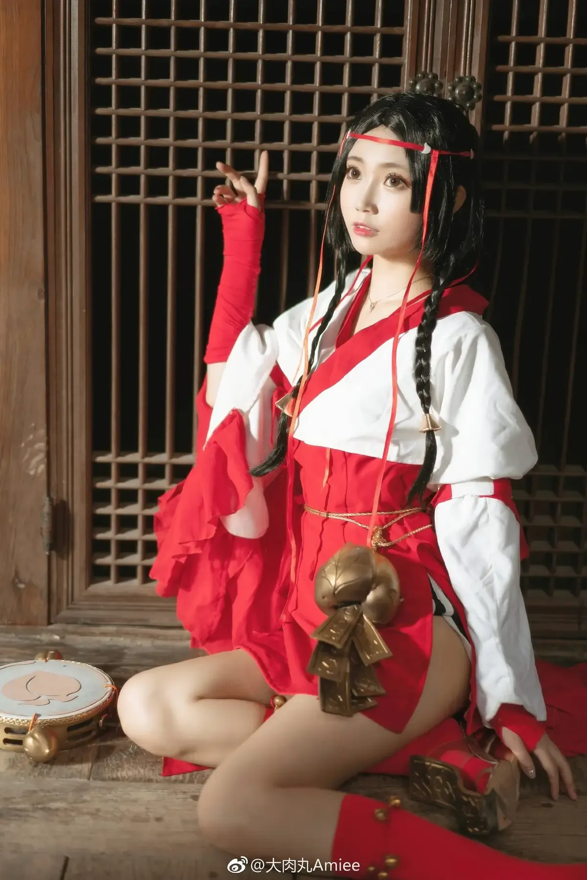 微博Cosplay风格与社媒写真线索 人物穿红白色角色服装在古风背景中拍摄的Cosplay照片