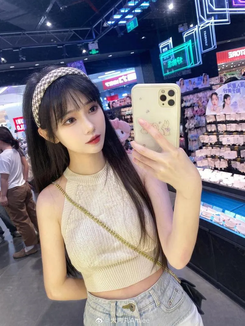 微博Cosplay风格与社媒写真线索 人物在商场环境中使用手机自拍的日常照片