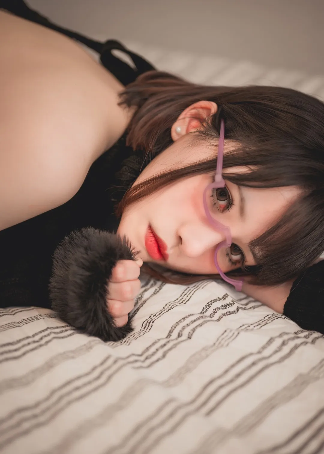 微博与Twitter公开状态 人物侧卧在床面,佩戴紫色眼镜并以近距离视线面对镜头