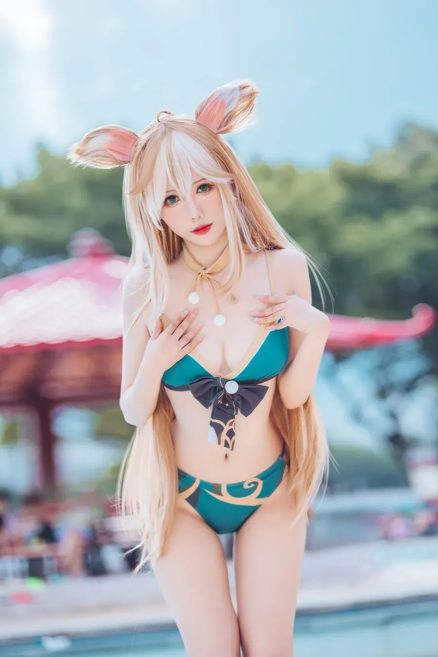 微博抖音X平台COS作品与写真更新线索 白色长发搭配浅色角色服装的户外写真