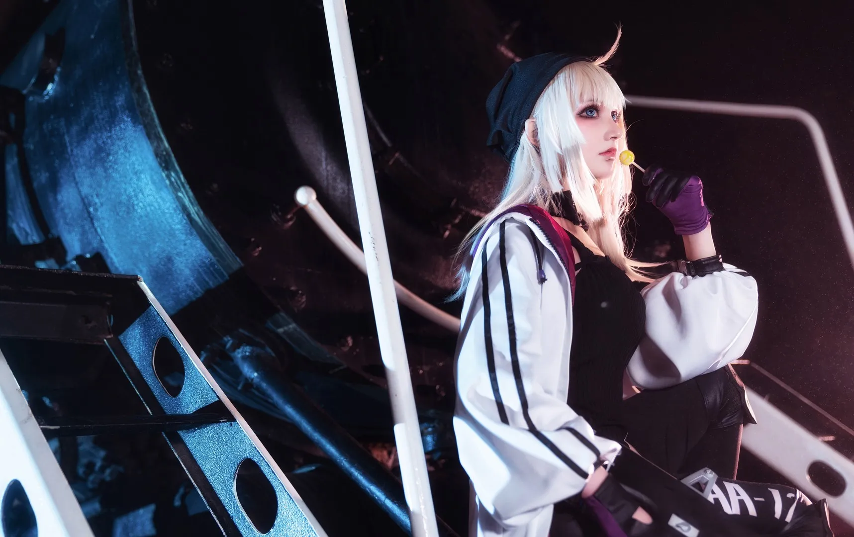 cosplay平台线索与写真视觉风格更新整理 白发角色搭配黑白服装的舞台风格Cosplay照片