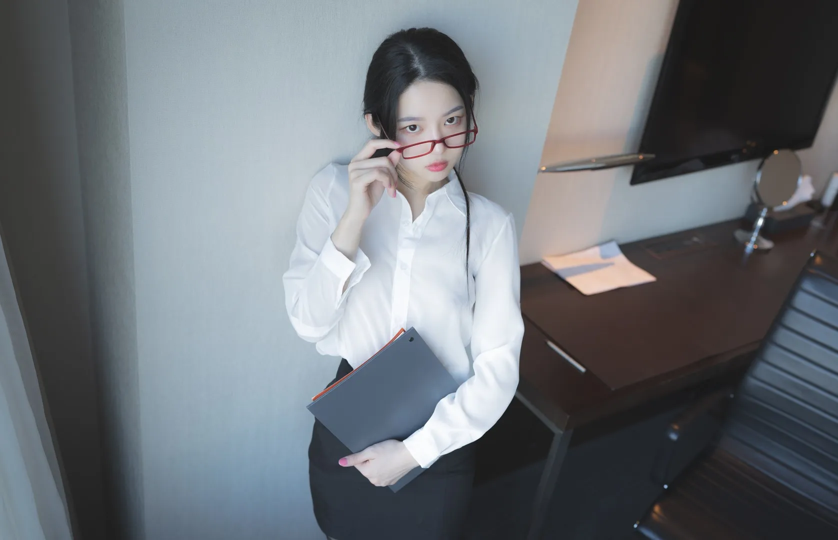 平台线索与社媒风格更新状态整理 白色衬衫搭配眼镜的人像照片