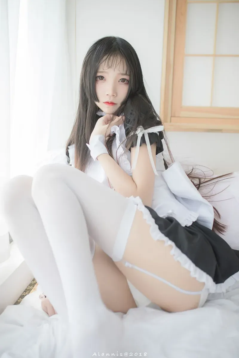 微博与社媒写真风格线索整理 浅色室内服装写真照片