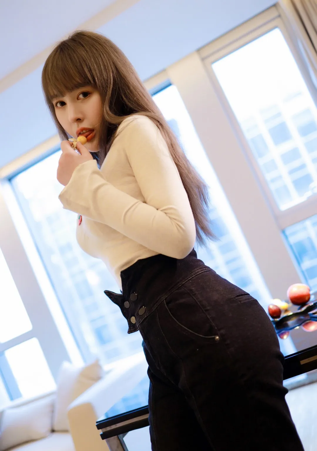 微博平台线索与写真风格更新整理 室内造型图片，浅色上衣与深色下装搭配