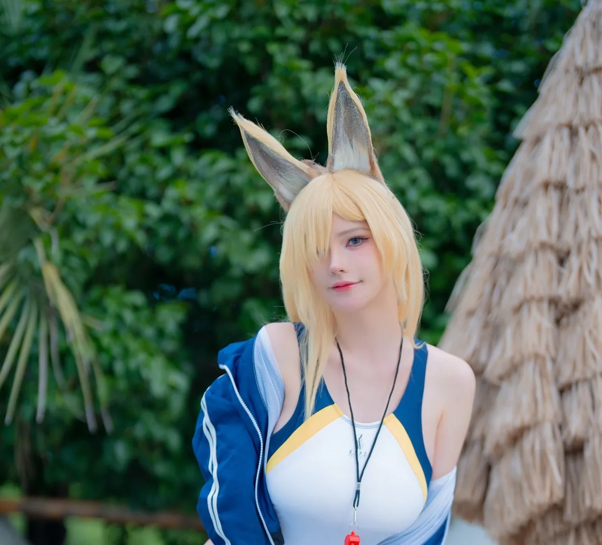 cosplay平台线索与视觉写真更新整理 金色假发与蓝色服装户外写真
