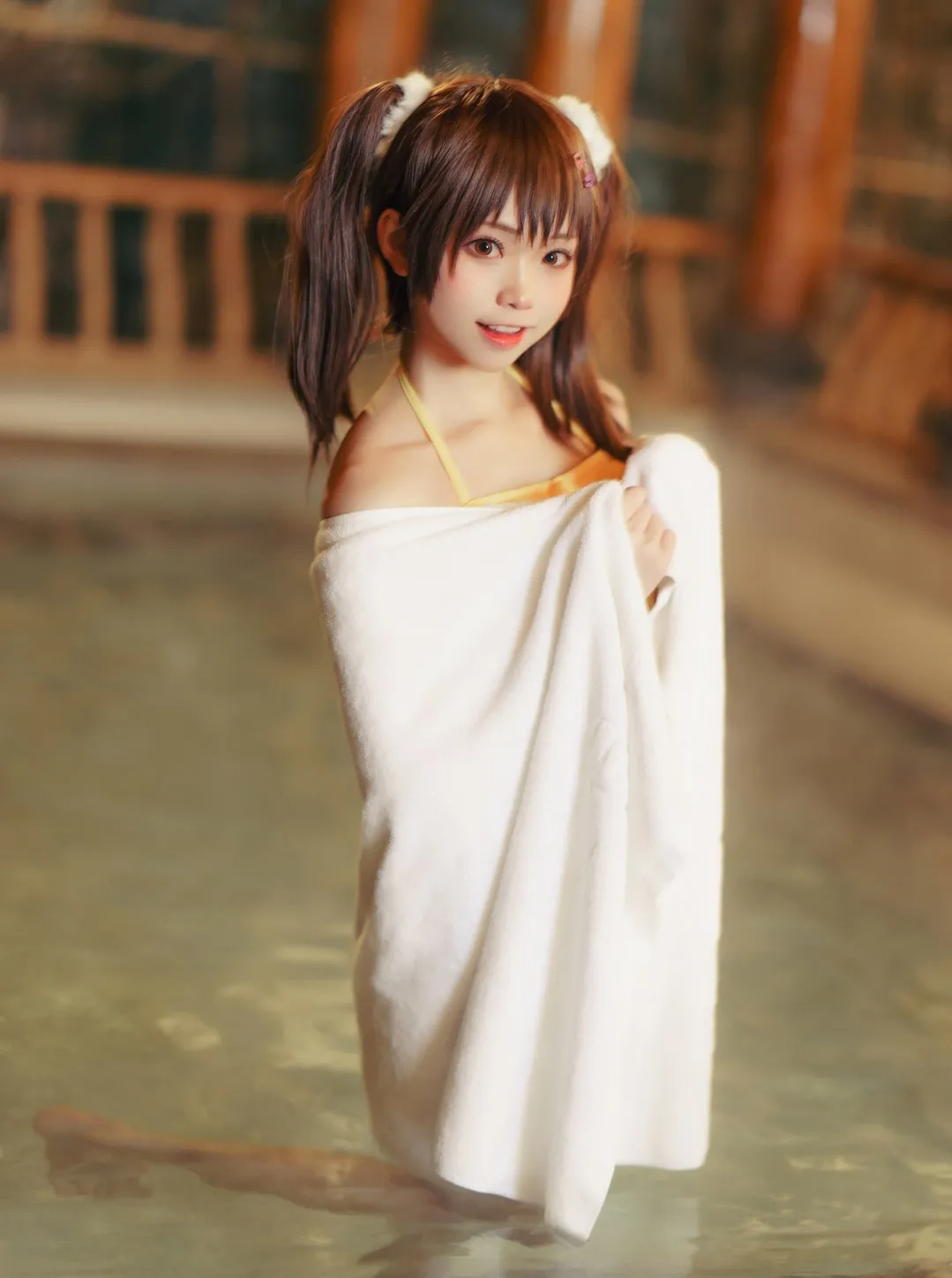 公开平台线索与Cosplay风格更新 角色Cosplay白色服装造型与室内水池背景