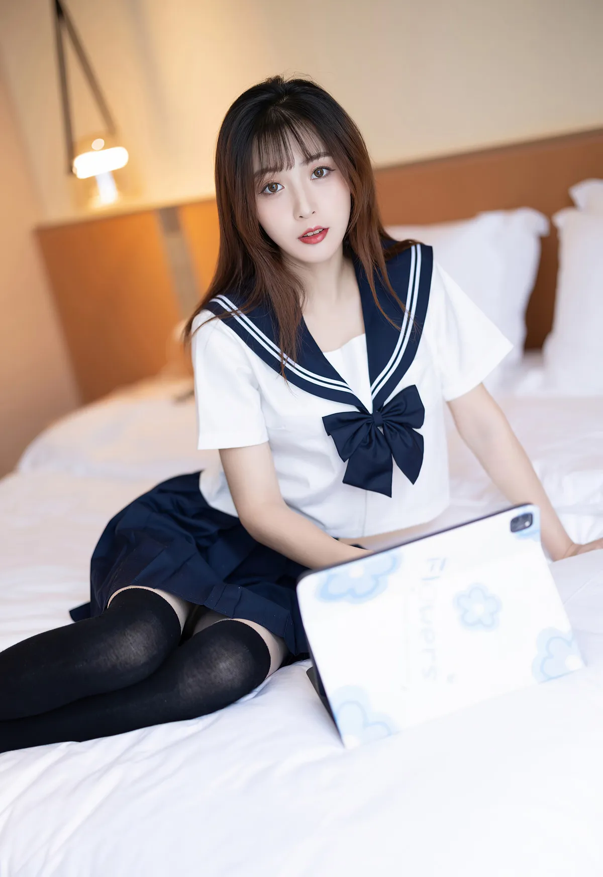 公开平台与内容风格线索介绍 室内校园风服装人物写真
