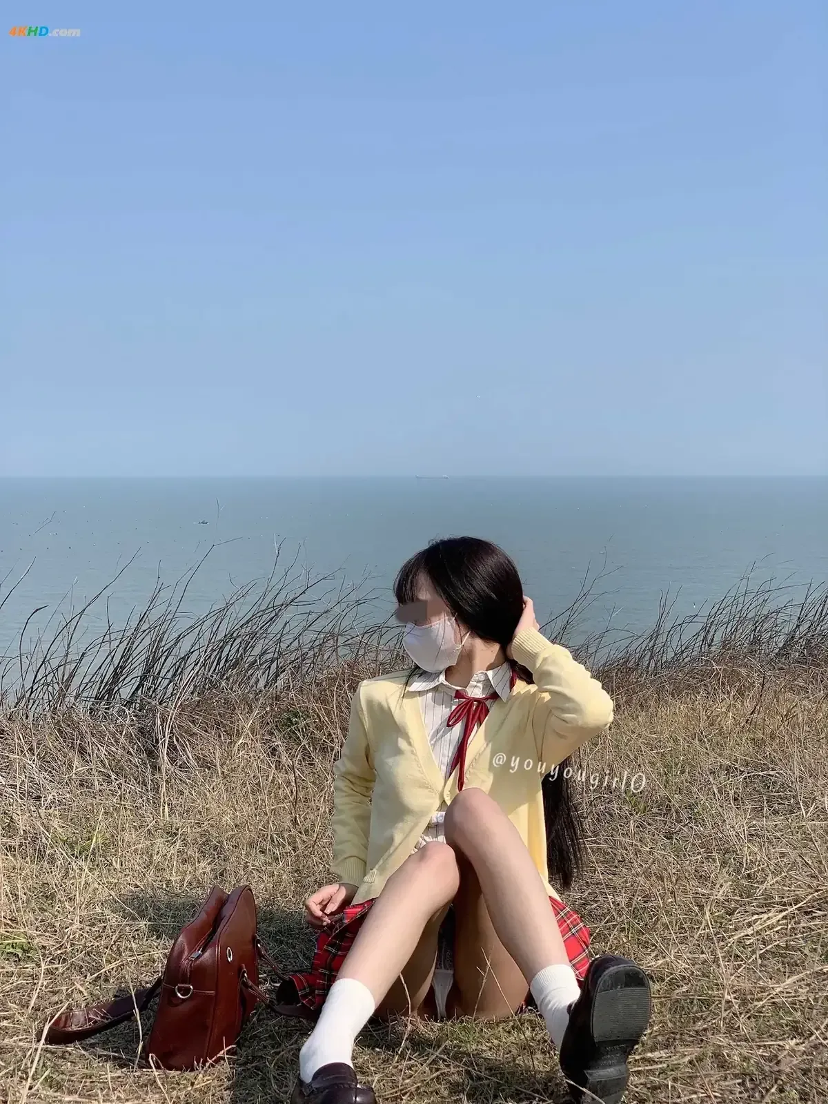 Instagram与抖音平台线索及写真风格更新介绍 户外制服风格坐姿照片
