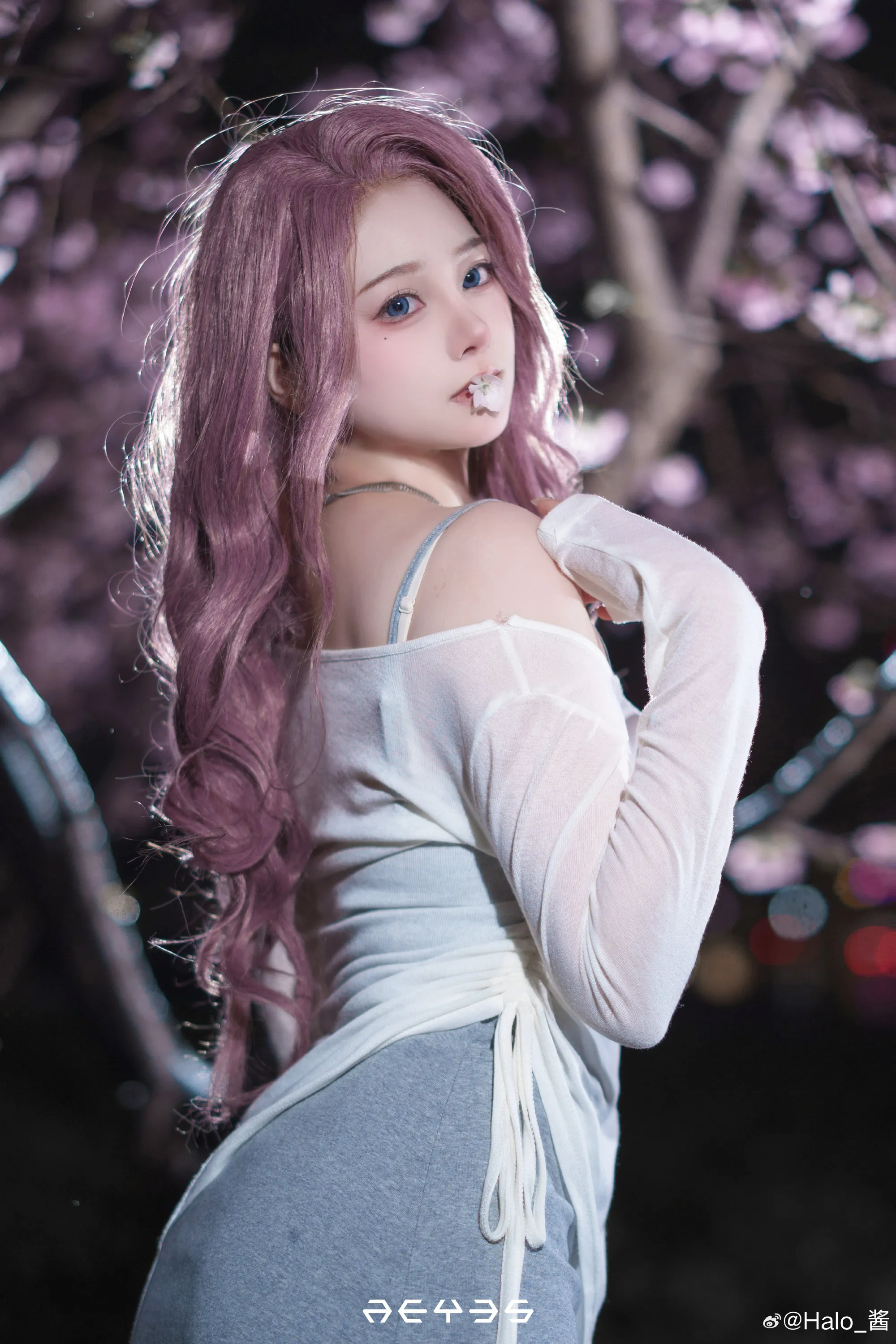 微博与COS写真风格更新线索整理 粉色长发白色服装户外写真