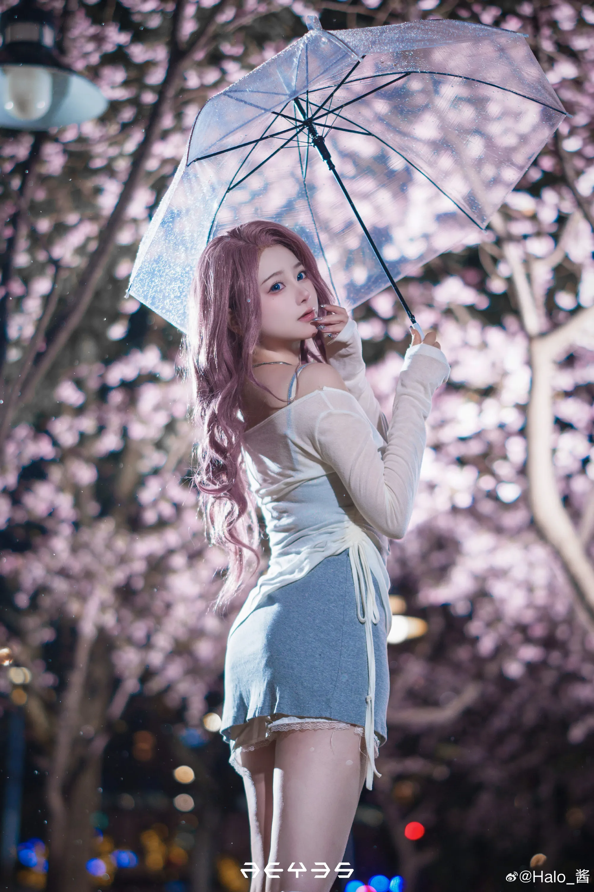 微博与COS写真风格更新线索整理 手持透明雨伞户外写真