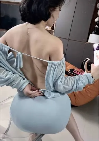 写真平台线索与社媒风格整理 穿浅色服装在室内空间中的照片